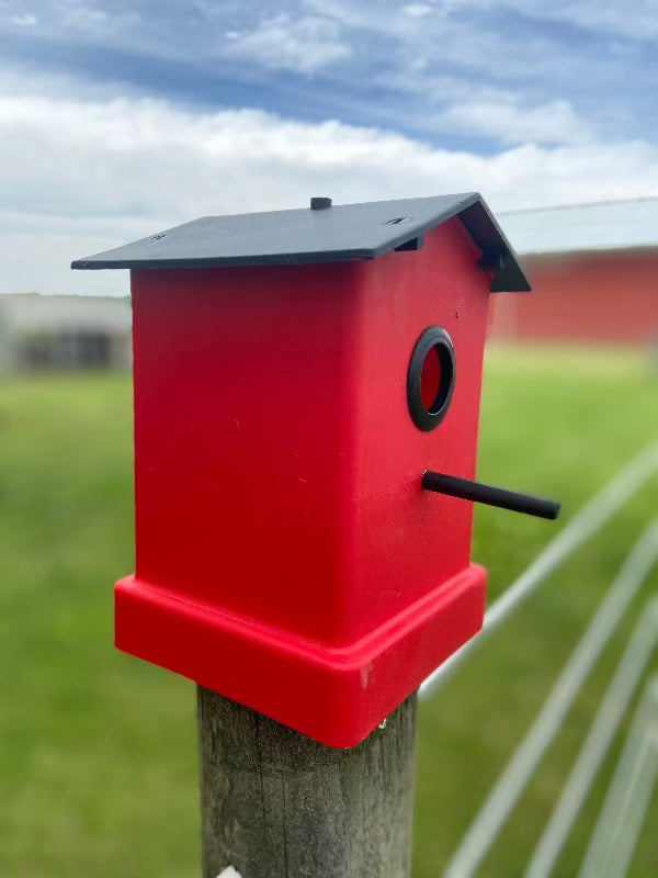 Pajarera con poste de valla roja